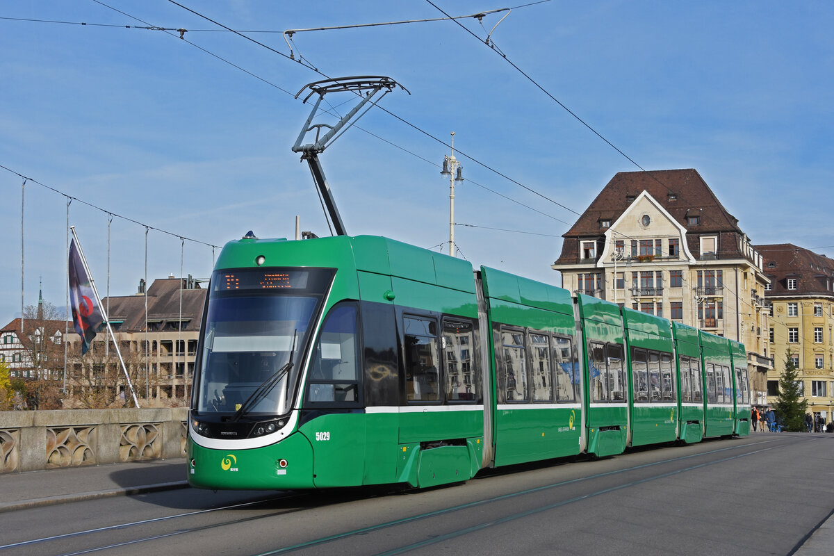 Be 6/8 Flexity 5029, auf der Linie 14, überquert die Mittlere Rheinbrücke. Die Aufnahme stammt vom 18.11.2021.