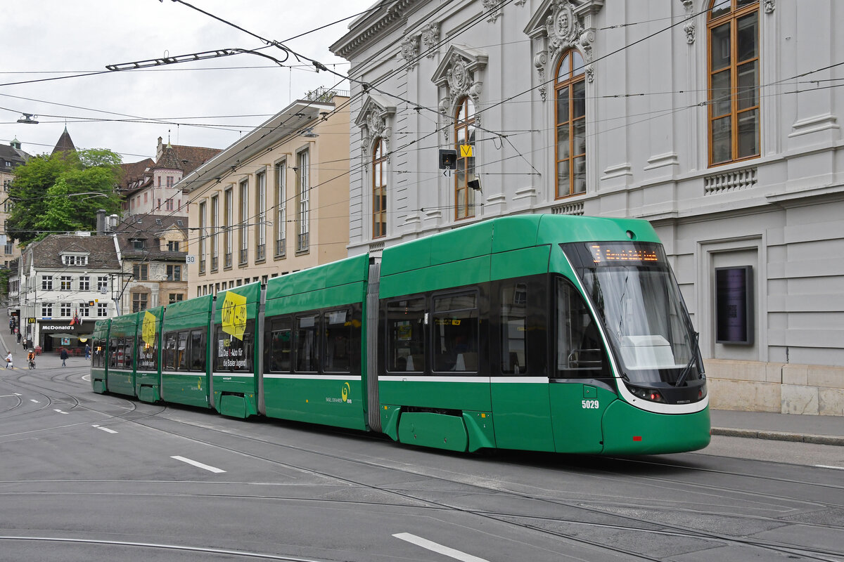 Be 6/8 Flexity 5029, auf der Linie 3, fährt am 27.05.2024 den Steinenberg hinunter zur Haltestelle Barfüsserplatz. Aufnahme Basel.
