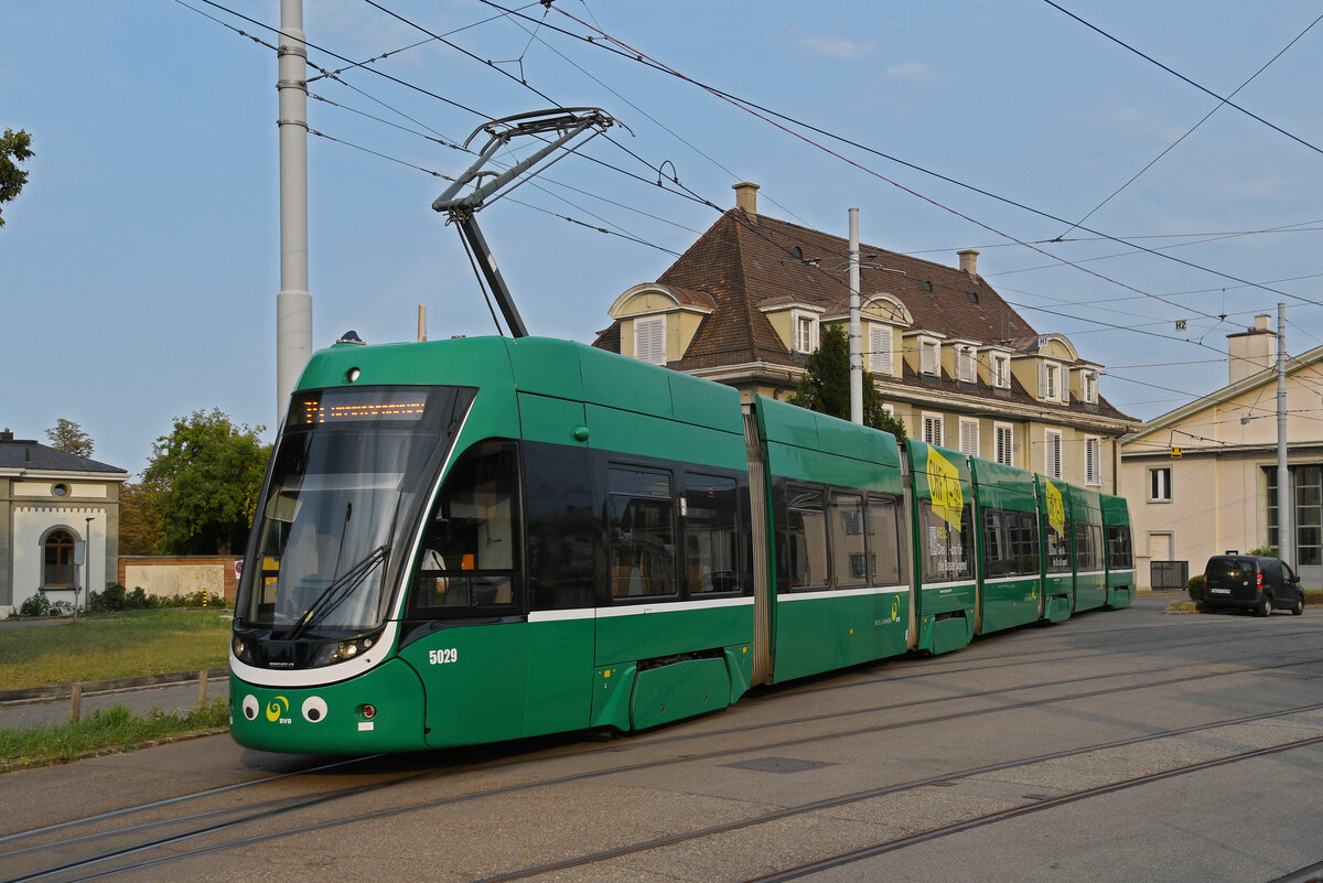 Be 6/8 Flexity 5029, auf der wegen einer Grossbaustelle umgeleiteten Linie 14, wartet am 19.08.2025 in der Schlaufe beim Depot Dreispitz. Aufnahme Basel.