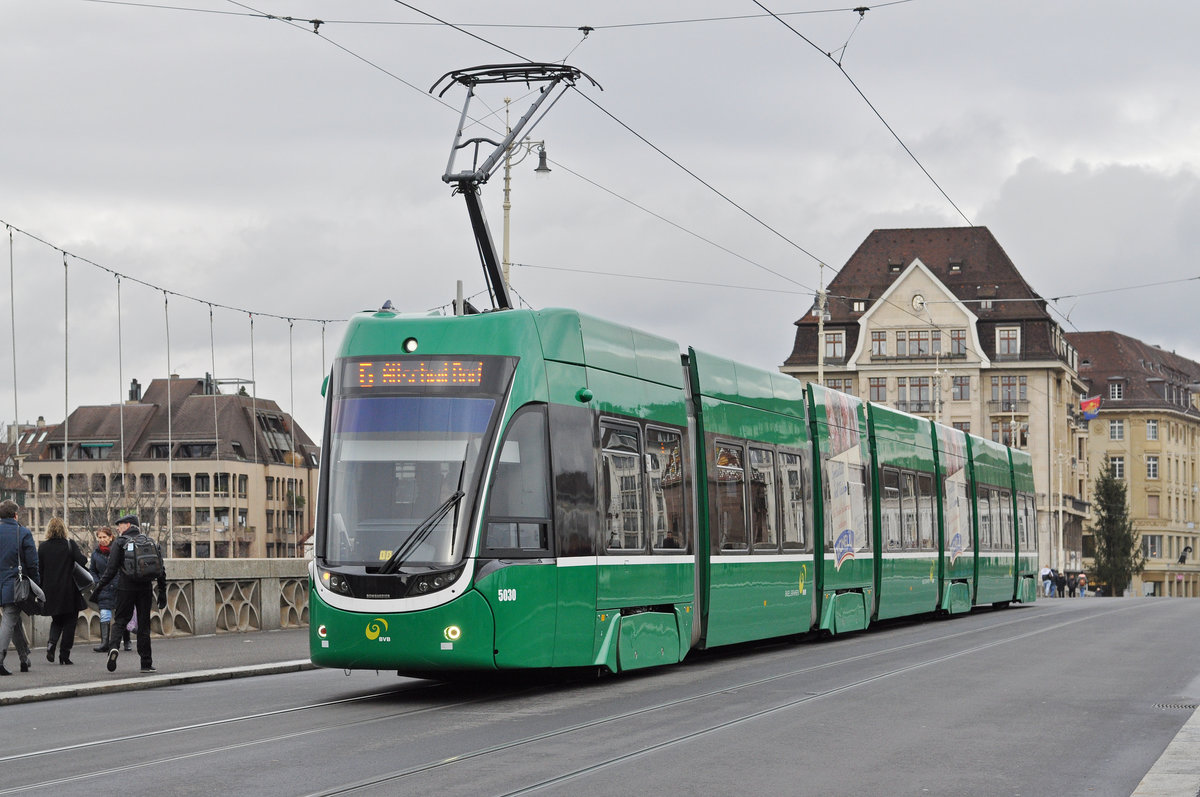 Be 6/8 Flexity 5030, auf der Linie 6, überquert die Mittlere Rheinbrücke. Die Aufnahme stammt vom 29.11.2017.