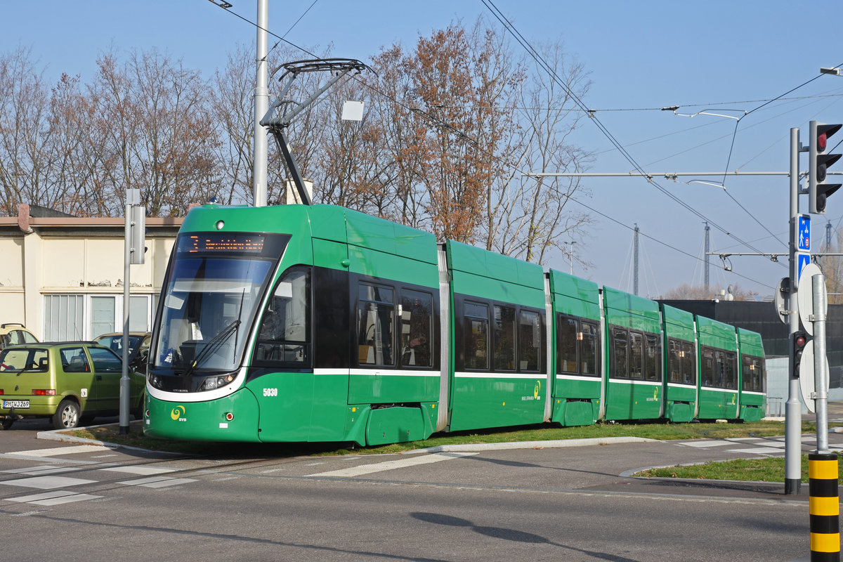 Be 6/8 Flexity 5030, auf der Linie 3, fährt von Frankreich her zur Haltestelle Burgfelderhof. Die Aufnahme stammt vom 22.11.2018.