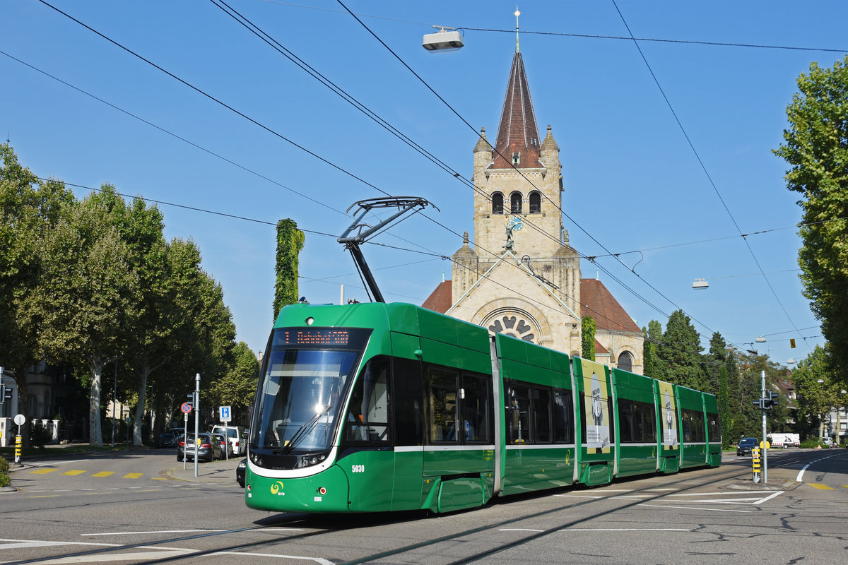 Be 6/8 Flexity 5030, auf der Linie 1, fährt zur Haltestelle ZOO Bachletten. Die Aufnahme stammt vom 27.08.2019.