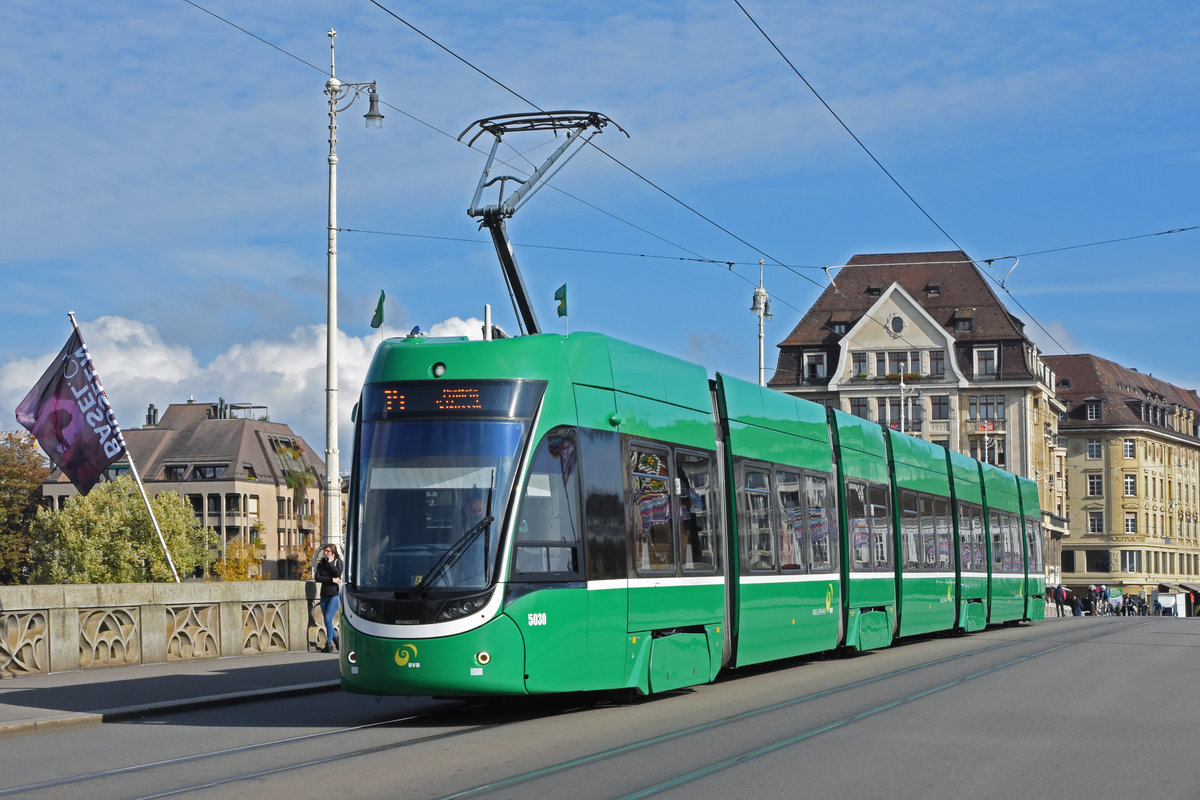 Be 6/8 Flexity 5030, auf der Linie 14, überquert die Mittlere Rheinbrücke. Die Aufnahme stammt vom 13.10.2020.
