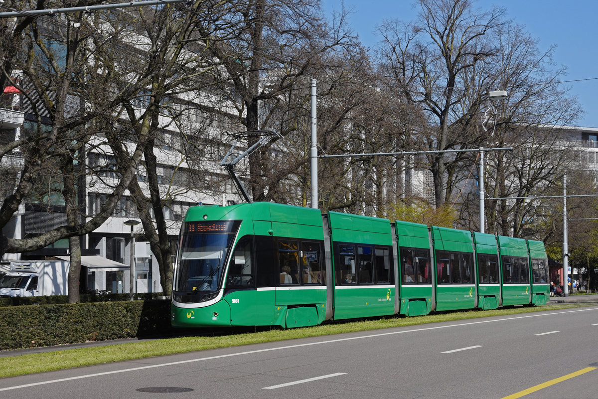 Be 6/8 Flexity 5030, auf der Linie 8, fährt zur Haltestelle am Bahnhof SBB. Die Aufnahme stammt vom 31.03.2021.