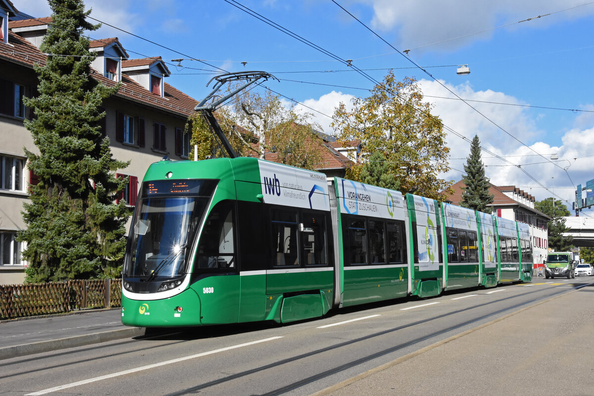 Be 6/8 Flexity 5030, auf der Linie 14, wartet an der Haltestelle Zeughaus. Die Aufnahme stammt vom 22.10.2021.