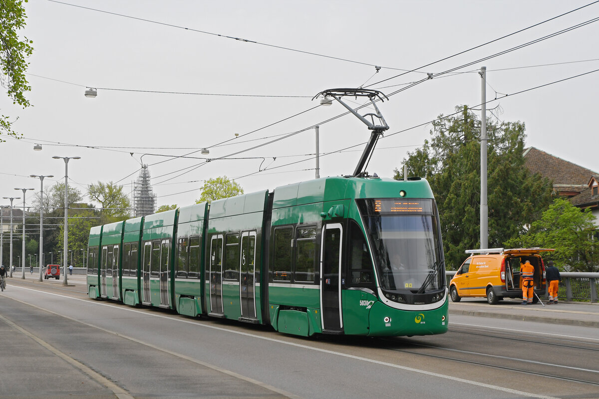 Be 6/8 Flexity 5030, auf der wegen einer Grossbaustelle am Steinenberg umgeleiteten Linie 8, überquert am 08.04.2024 die Wettsteinbrücke.