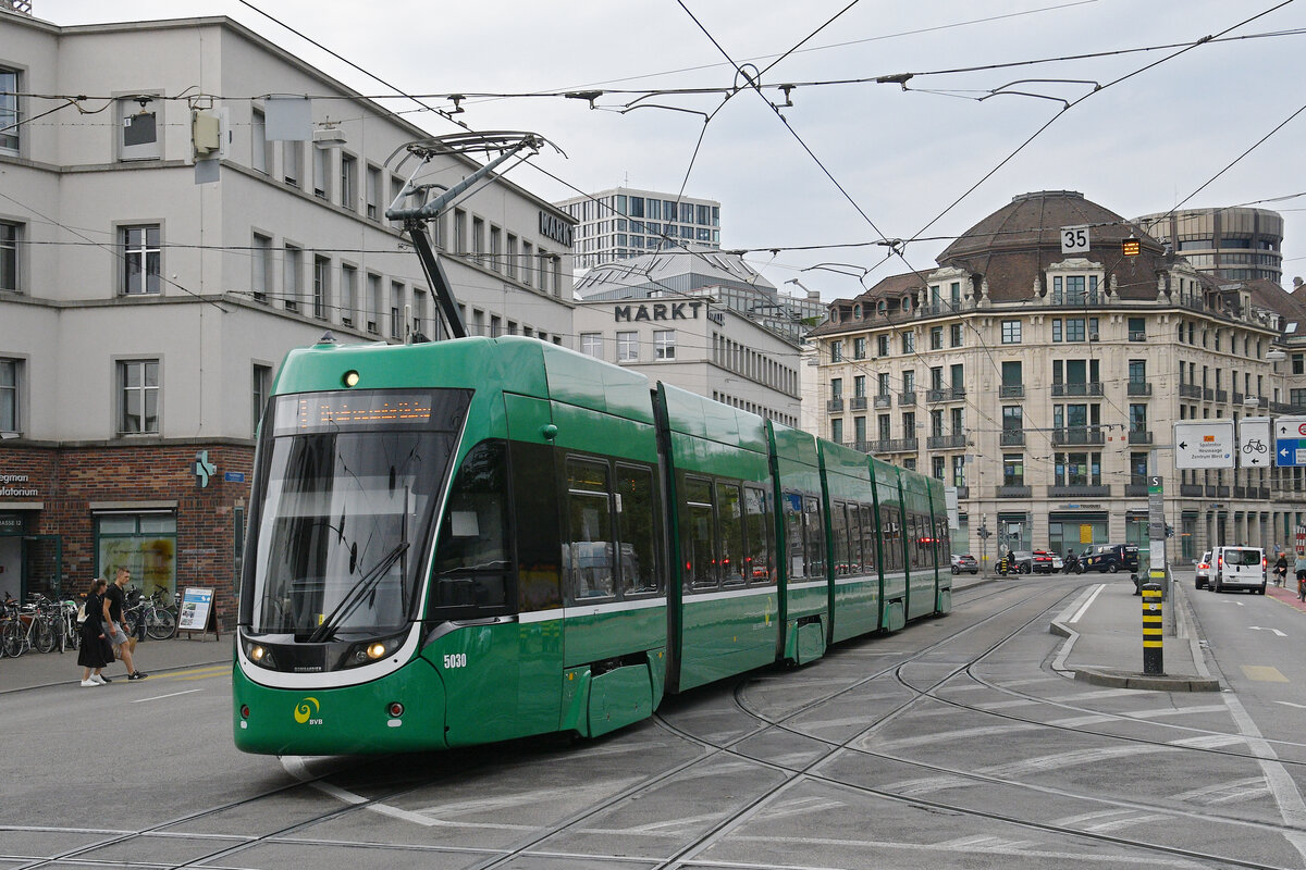 Be 6/8 Flexity 5030, auf der Linie 1, verl�sst am 17.08.2026 die Haltestelle Markthalle. Aufnahme Basel.