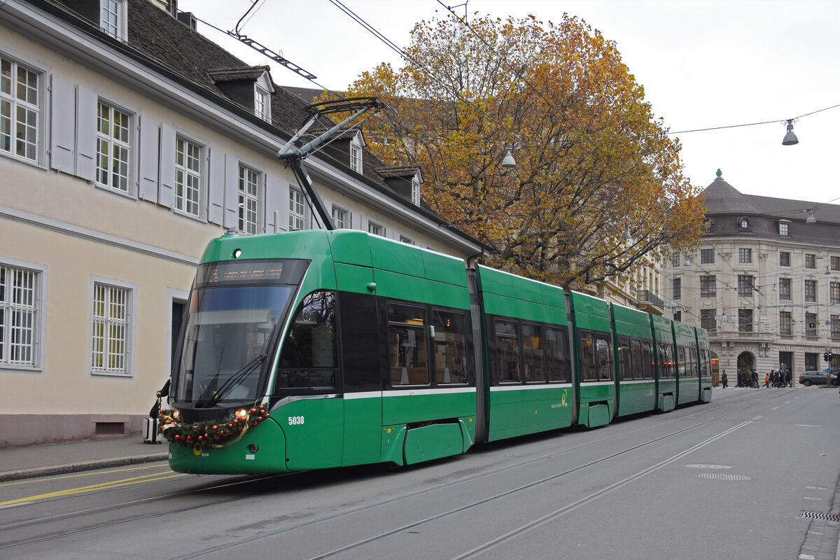 Be 6/8 Flexity 5030 mit einer Weihnachtsdekoration, auf der Linie 3 fährt am 30.11.2022 den Steinenberg hinunter zur Haltestelle Barfüsserplatz.