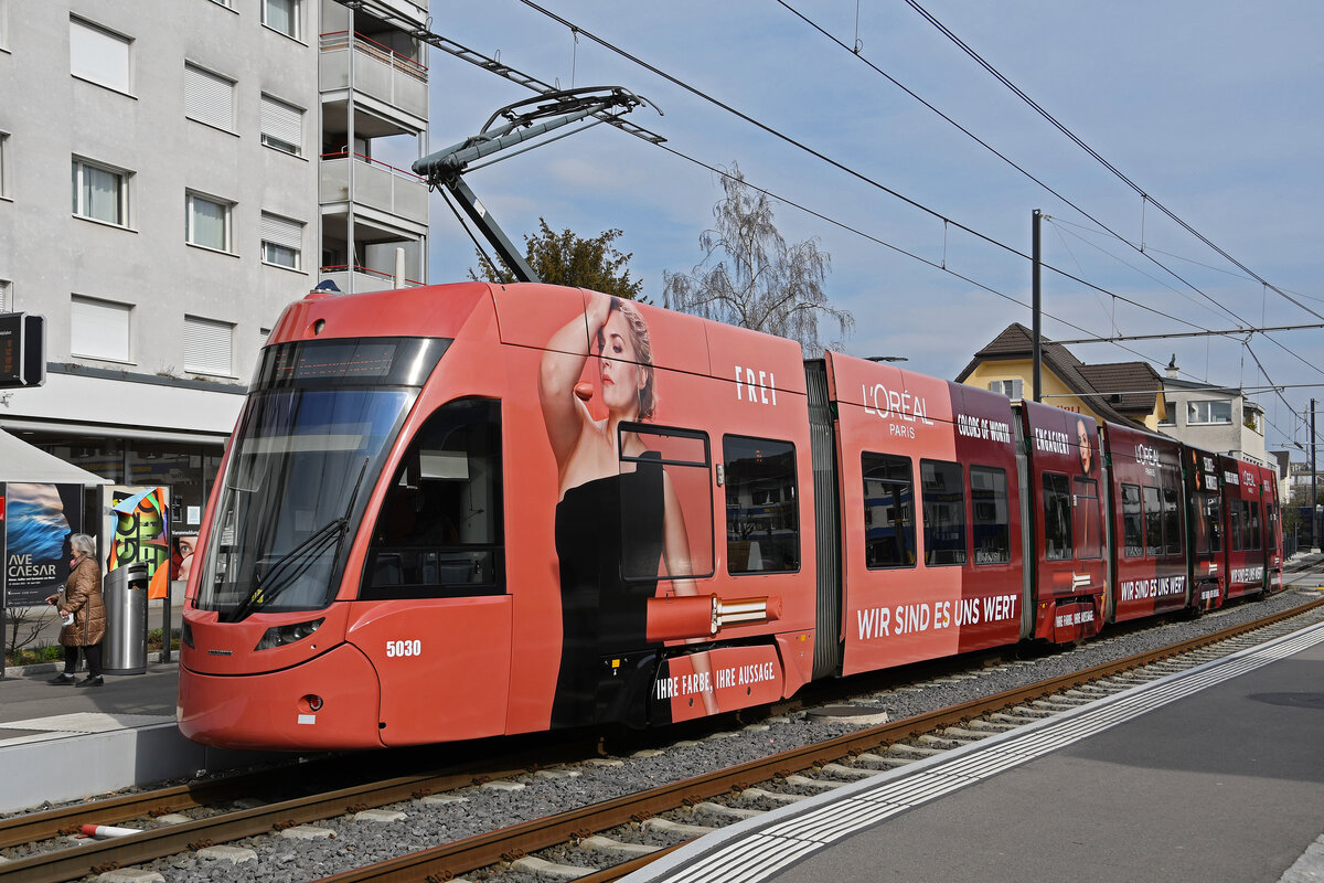 Be 6/8 Flexity 5030 mit der L'oréal Paris Werbung, auf der Linie 14, wartet am 07.03.2023 an der Endstation in Pratteln.