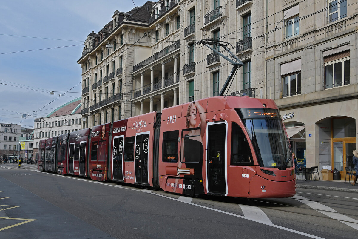 Be 6/8 Flexity 5030 mit der L'oréal Paris Werbung, auf der Linie 1, fährt am 07.03.2023 zur Endstation am Bahnhof SBB.