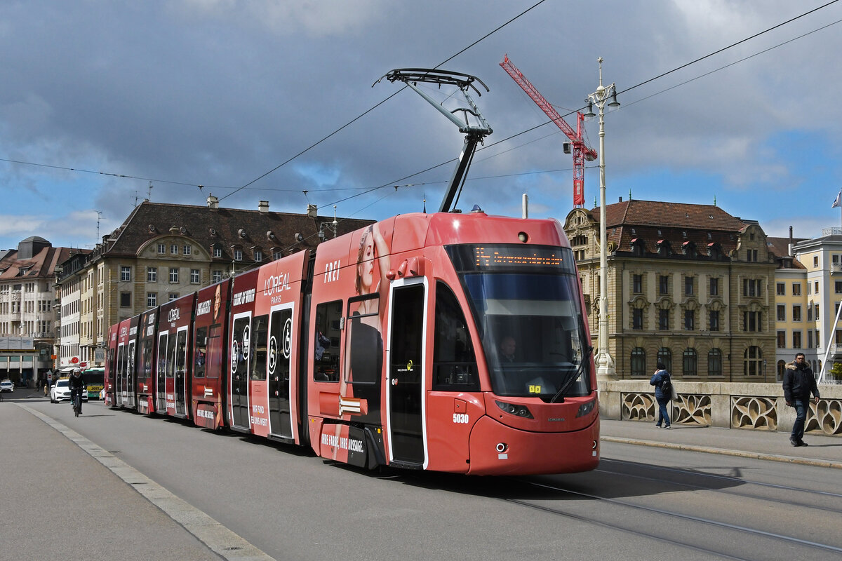 Be 6/8 Flexity 5030 mit der L'oréal Paris Werbung, überquert am 25.04.2023 die Mittlere Rheinbrücke.