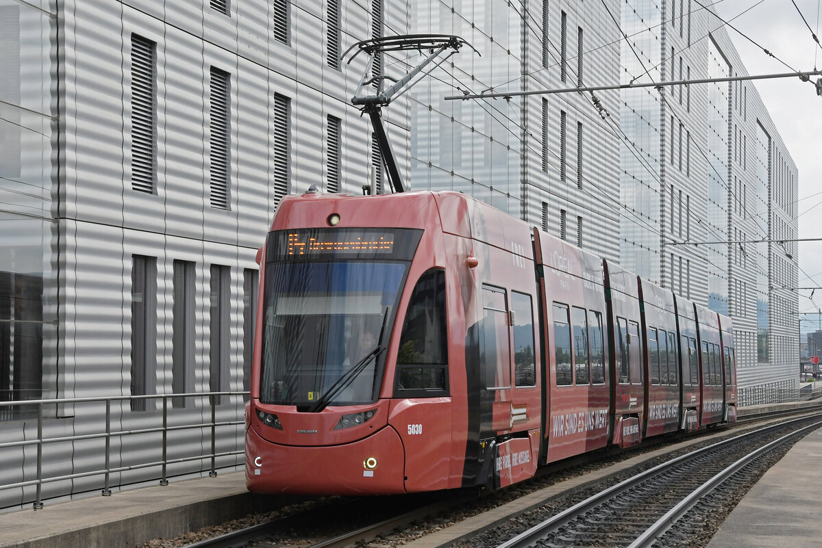 Be 6/8 Flexity 5030 mit der L'oréal Paris Werbung, auf der wegen einer Grossbaustelle zwischen Hardstrasse und Pratteln umgeleiteten Linie 14, fährt am15.05.2023 bei der Haltestelle Peter Merian ein.