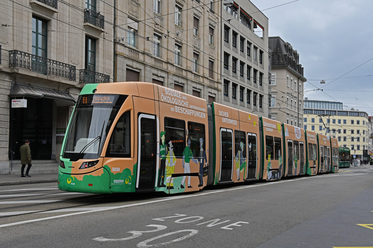 Be 6/8 Flexity 5030 mit einer BVB Eigenwerbung für nachhaltigen und Klimaneutralen Öffentlichen Verkehr, auf der Linie 8, fährt am 27.05.2024 zur Haltestelle am Bahnhof SBB.
