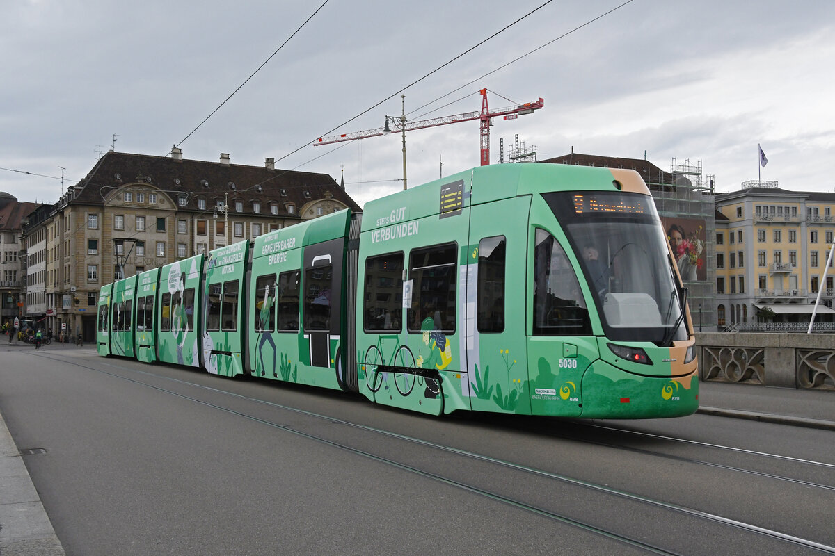Be 6/8 Flexity 5030 mit einer BVB Eigenwerbung für nachhaltigen und Klimaneutralen Öffentlichen Verkehr, auf der Linie 8, überquert am 27.05.2024 die Mittlere Rheinbrücke.