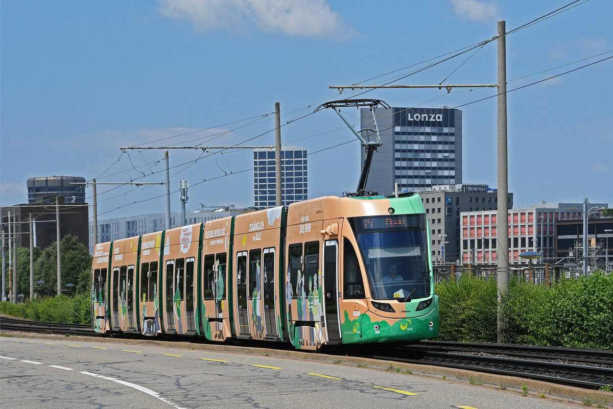 Be 6/8 Flexity 5030 mit einer Eigenwerbung für nachhaltigen und Klimaneutralen Öffentlichen Verkehr, auf der wegen einer Grossbaustelle zwischen Hardstrasse und Pratteln umgeleiteten Linie 14, fährt am 24.06.2024 zur Endstation beim M-Parc.