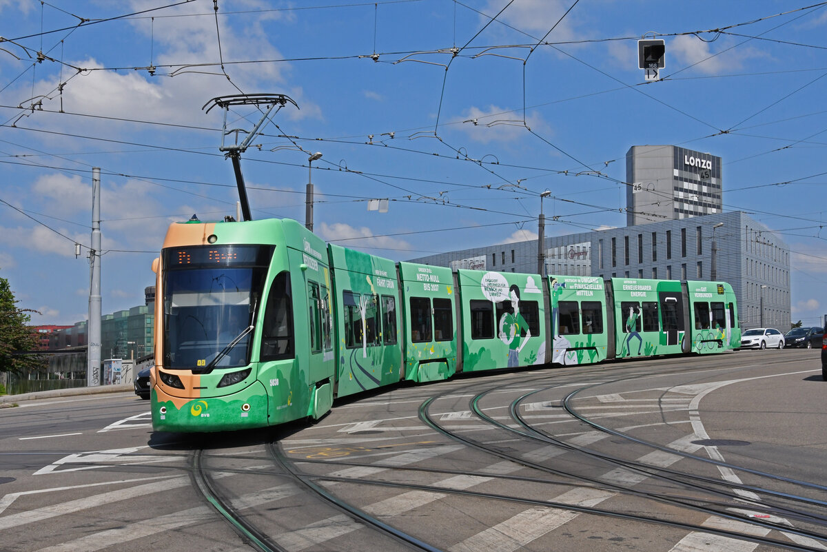Be 6/8 Flexity 5030 mit einer Eigenwerbung für nachhaltigen und Klimaneutralen Öffentlichen Verkehr, auf der wegen einer Grossbaustelle zwischen Hardstrasse und Pratteln umgeleiteten Linie 14, überquert am 24.06.2024 die Münchensteinerbrücke.