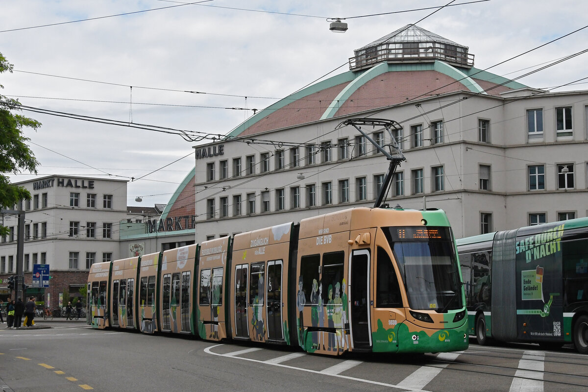 Be 6/8 Flexity 5030 mit einer Eigenwerbung für nachhaltigen und Klimaneutralen Öffentlichen Verkehr, auf der Linie 1, fährt am 27.05.2024 zur Endstation am Bahnhof SBB.