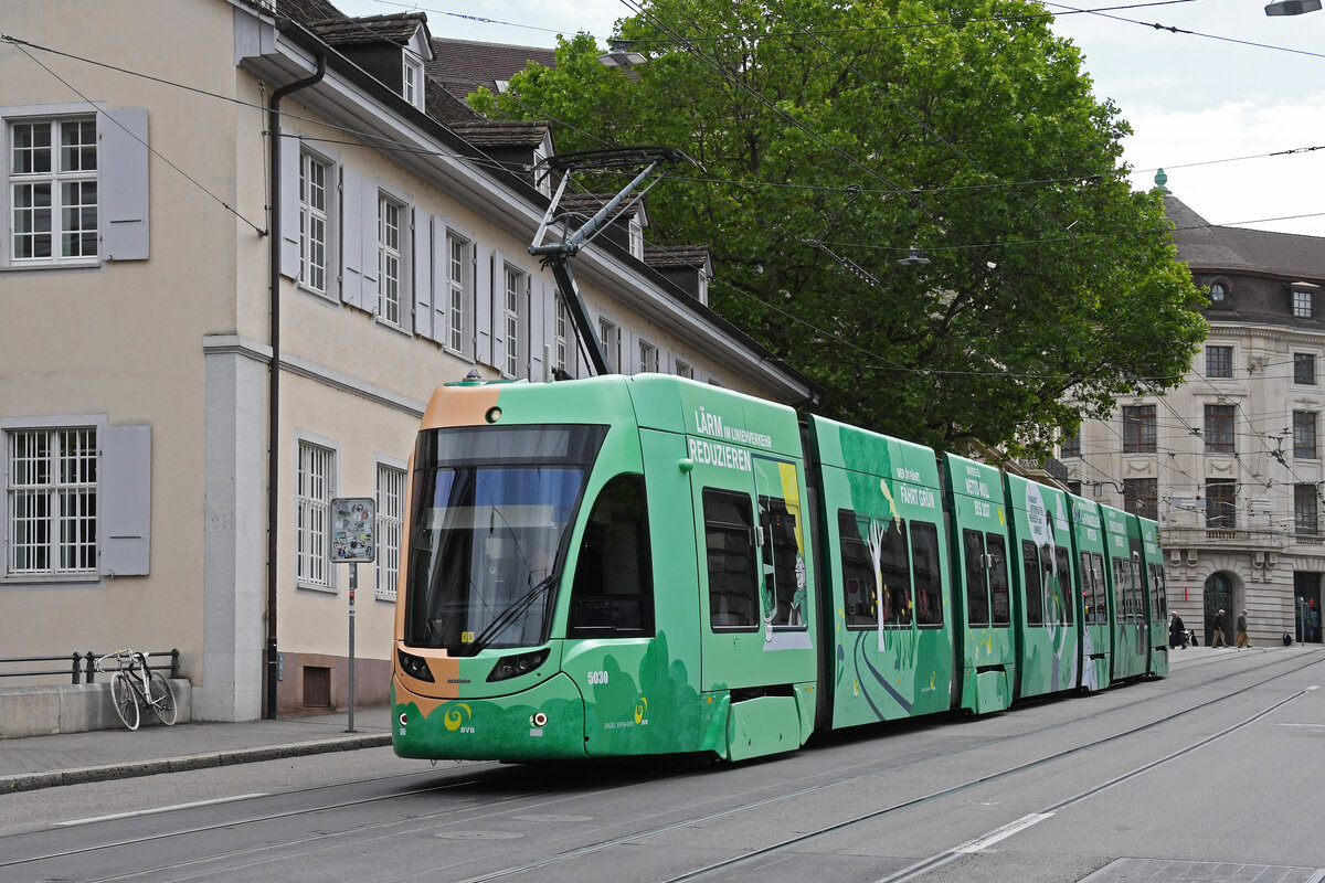 Be 6/8 Flexity 5030 mit einer Eigenwerbung für nachhaltigen und Klimaneutralen Öffentlichen Verkehr, auf der Linie 8, fährt am 27.05.2024 den Steinenberg hinunter zur Haltestelle Barfüsserplatz. Aufnahme Basel.