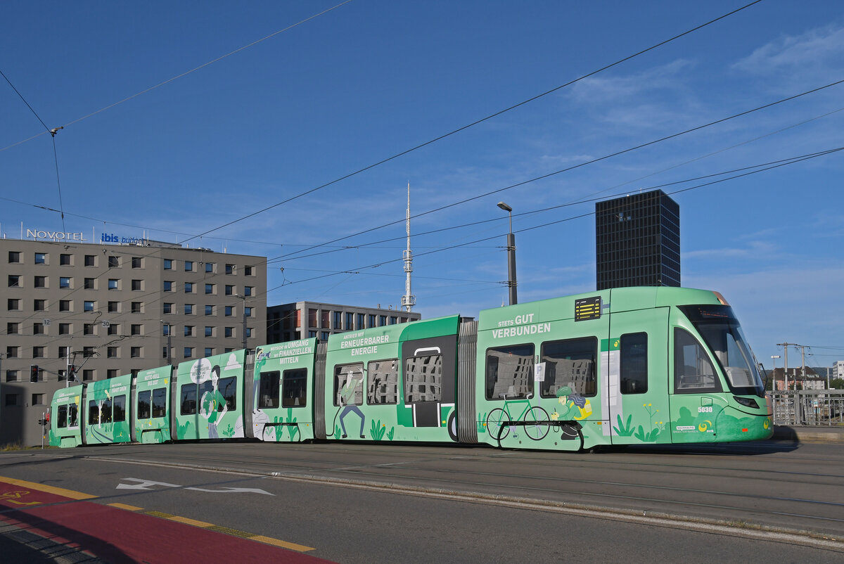 Be 6/8 Flexity 5030 mit einer Eigenwerbung für nachhaltigen und Klimaneutralen Öffentlichen Verkehr, auf der wegen einer Grossbaustelle zwischen Hardstrasse und Pratteln umgeleiteten Linie 14, überquert am 07.09.2024 die Münchensteinerbrücke. Aufnahme Basel.