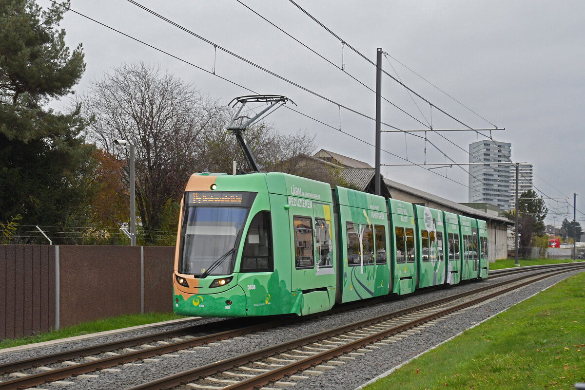 Be 6/8 Flexity 5030 mit einer Eigenwerbung für nachhaltigen und Klimaneutralen Öffentlichen Verkehr, auf der Linie 14, fährt am 13.11.2024 zur Haltestelle Kästeli. Aufnahme Pratteln.