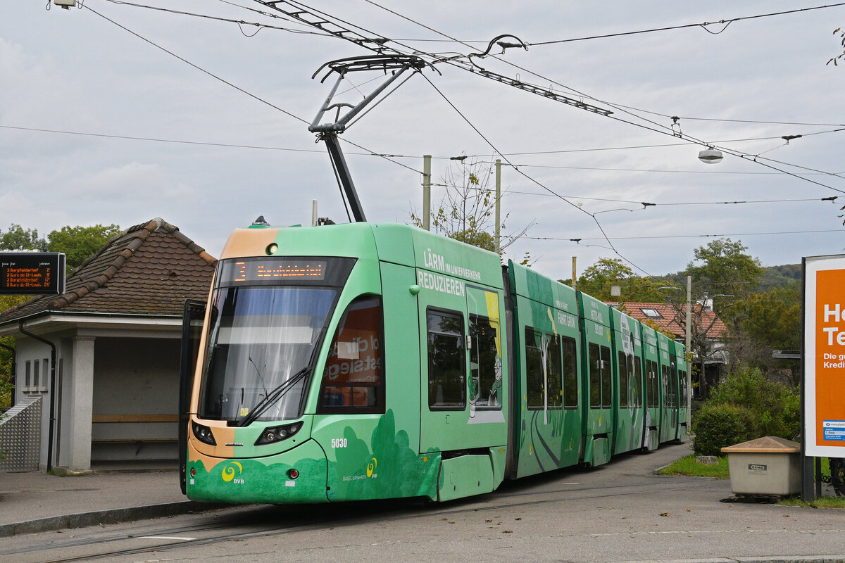Be 6/8 Flexity 5030 mit einer Eigenwerbung für nachhaltigen und Klimaneutralen Öffentlichen Verkehr, auf der Linie 3, wartet am 06.10.2025 an der Endstation in Birsfelden. 