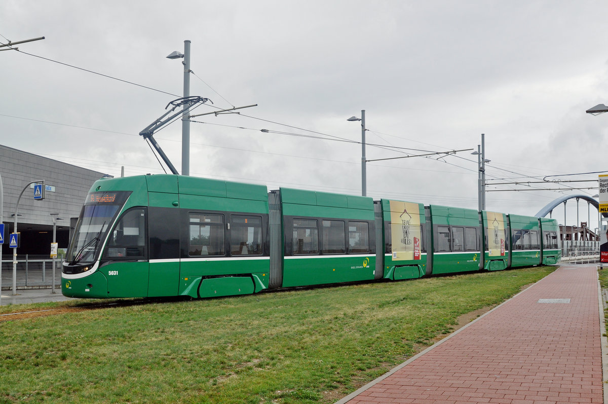 Be 6/8 Flexity 5031, auf der Linie 8, wendet in der Schlaufe in Weil am Rhein. Die Aufnahme stammt vom 14.09.2017.
