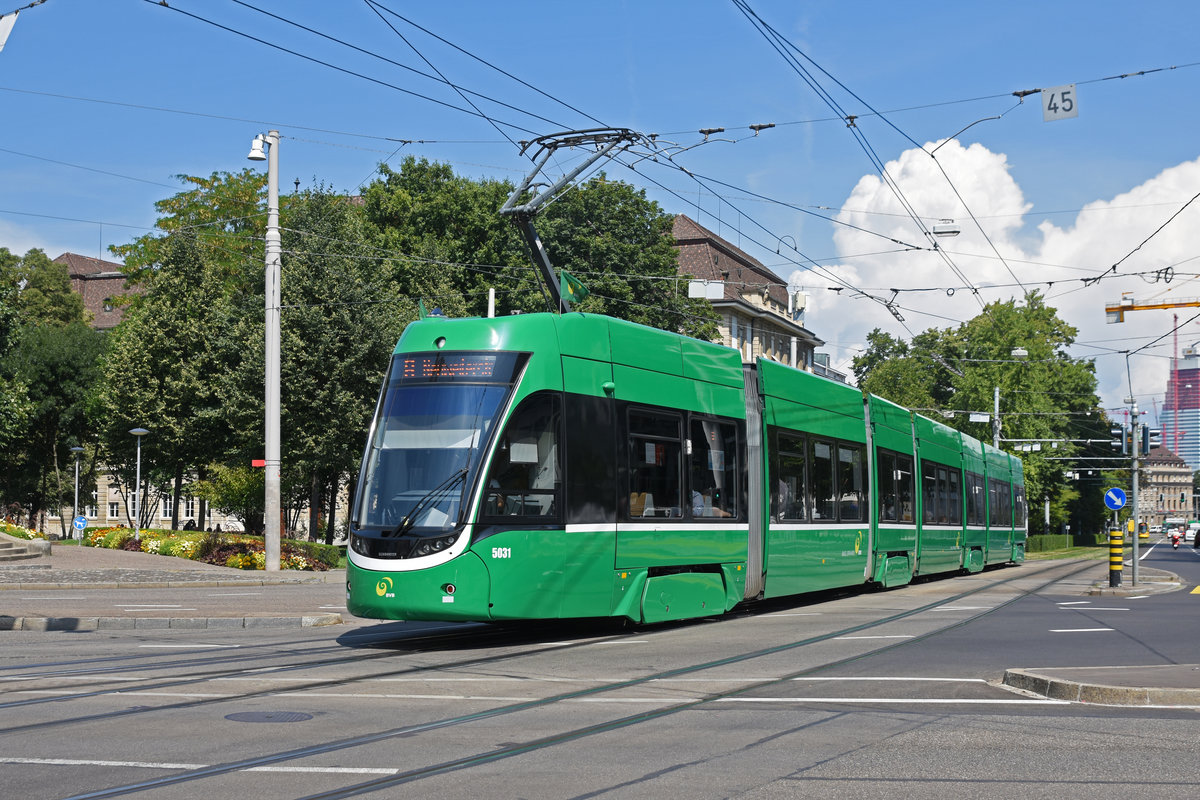 Be 6/8 Flexity 5031, auf der Linie 8, fährt zur Haltestelle an Bahnhof SBB. Die Aufnahme stammt vom 11.08.2020.