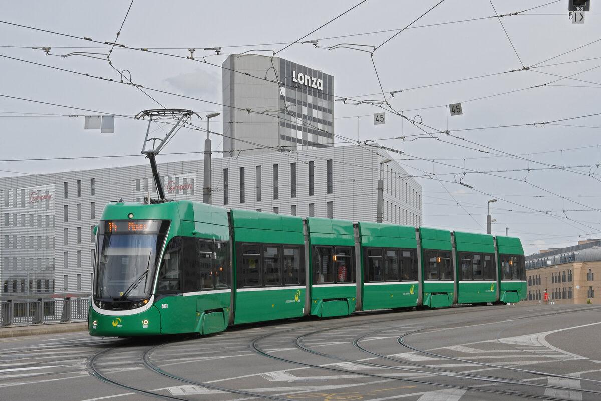 Be 6/8 Flexity 5031 auf der wegen einer Grossbaustelle zwischen Hardstrasse und Pratteln umgeleiteten Linie 14, fährt am 04.05.2024 bei der Haltestelle Münchensteinerstrasse ein.