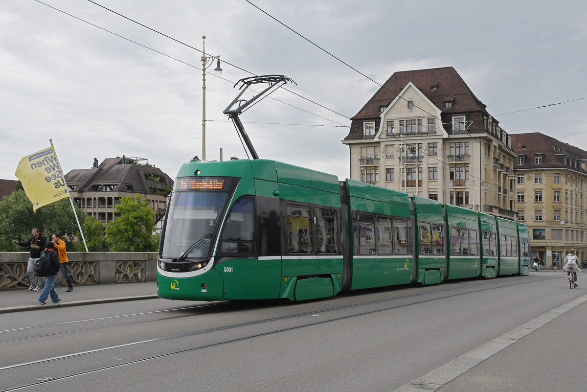 Be 6/8 Flexity 5031, auf der Linie 6, überquert am 27.05.2024 die Mittlere Rheinbrücke. Aufnahme basel.