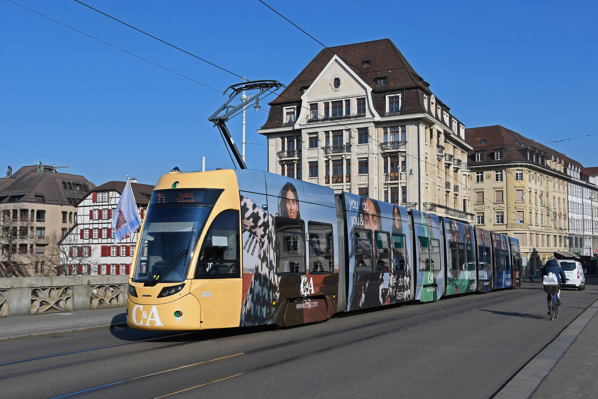 Be 6/8 Flexity 5031 mit der C&A Werbung, auf der Linie 14, überquert am 09.02.2023 die Mittlere Rheinbrücke.