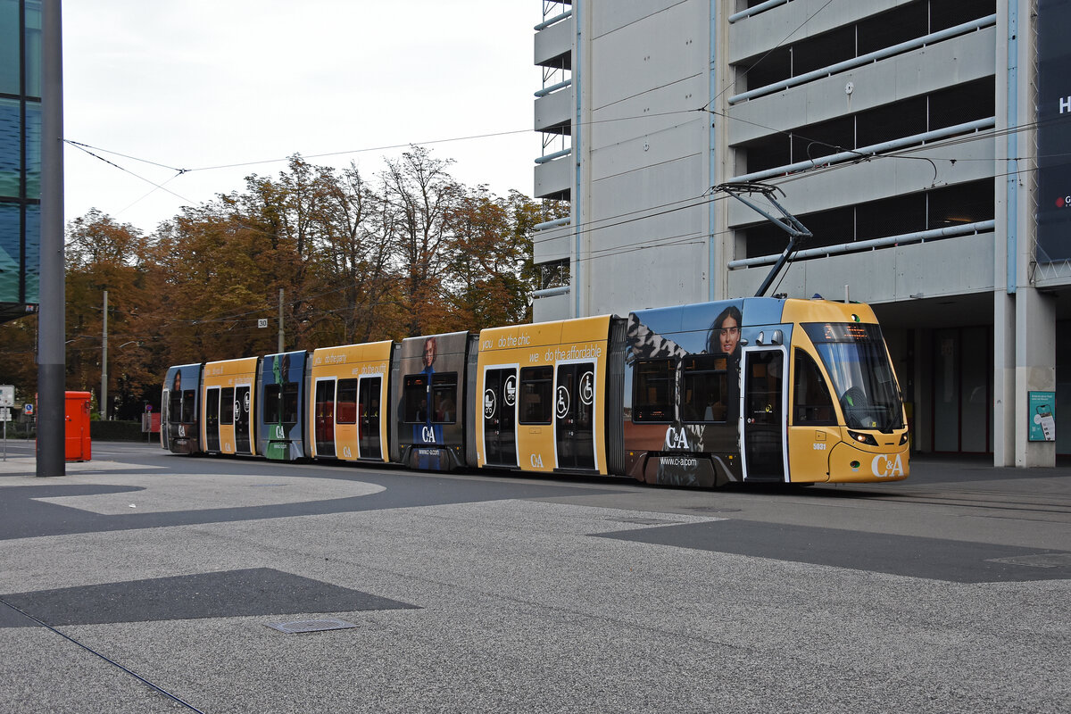 Be 6/8 Flexity 5031 mit der C&A Werbung, auf der Linie 2, fährt am 08.10.2022 zur Haltestelle Messeplatz.