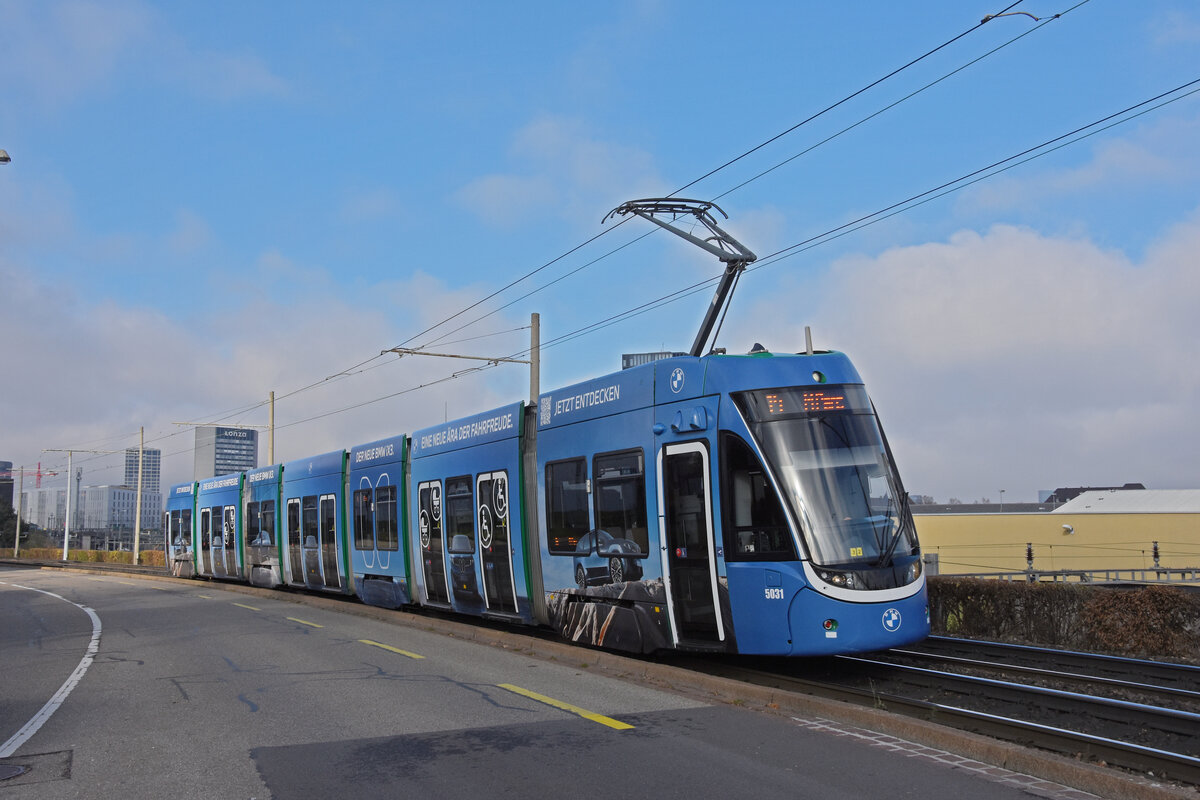 Be 6/8 Flexity 5031 mit einer BMW Werbung, auf der wegen einer Grossbaustelle umgeleiteten Linie 14, fährt am 18.11.2025 zur Endstation beim Depot Dreispitz. Aufnahme Basel.