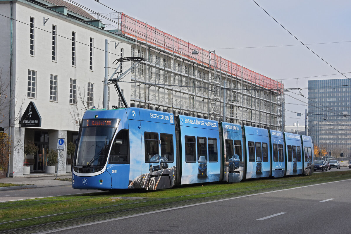Be 6/8 Flexity 5031 mit einer BMW Werbung, auf der Linie 1, verlässt am 18.11.2025 die Haltestelle Novartis Campus. Aufnahme Basel.