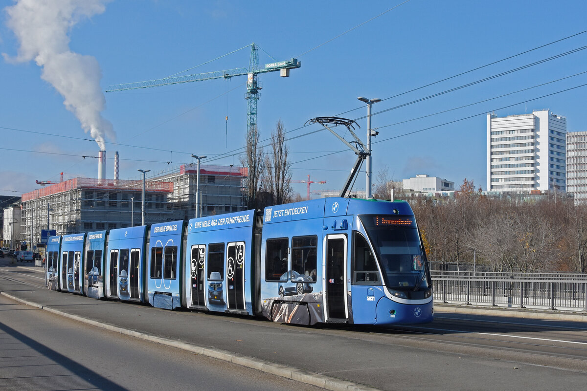 Be 6/8 Flexity 5031 mit einer BMW Werbung, auf der Linie 1, verlässt am 18.11.2025 die Haltestelle Novartis Campus. Aufnahme Basel.