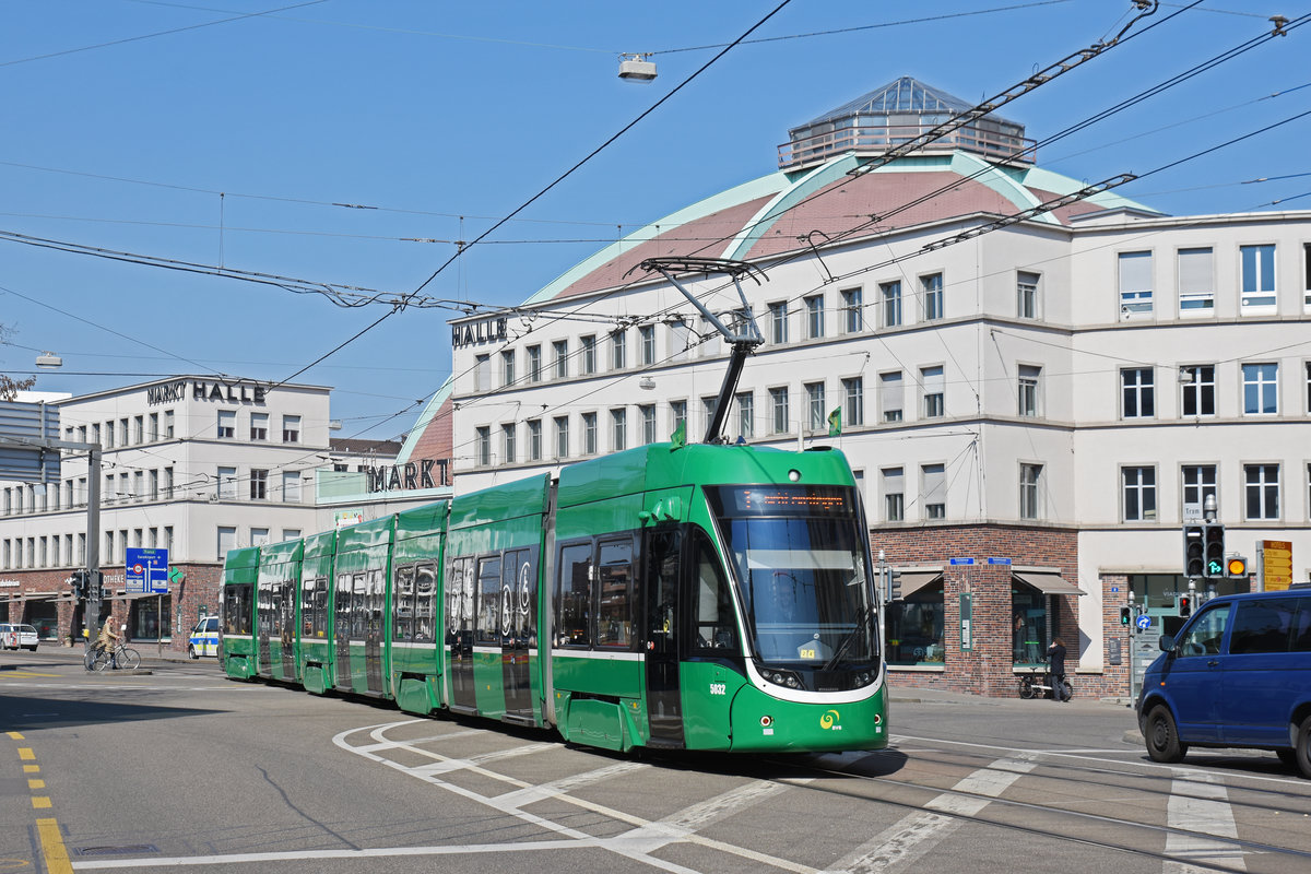 Be 6/8 Flexity 5032, auf der Linie 1, fährt zur Endstation am Bahnhof SBB. Die Aufnahme stammt vom 03.04.2020.