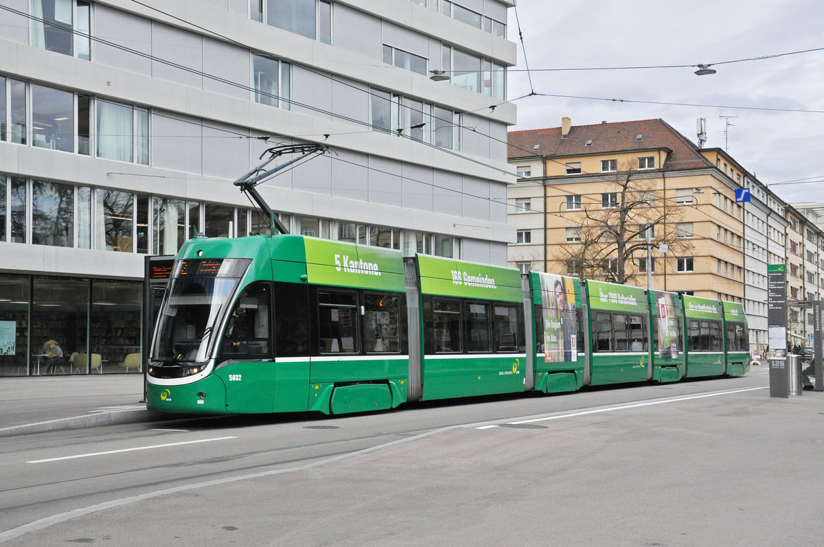 Be 6/8 Flexity 5032, auf der Linie 2, bedient die Haltestelle Gewerbeschule. Die Aufnahme stammt vom 02.11.2020.