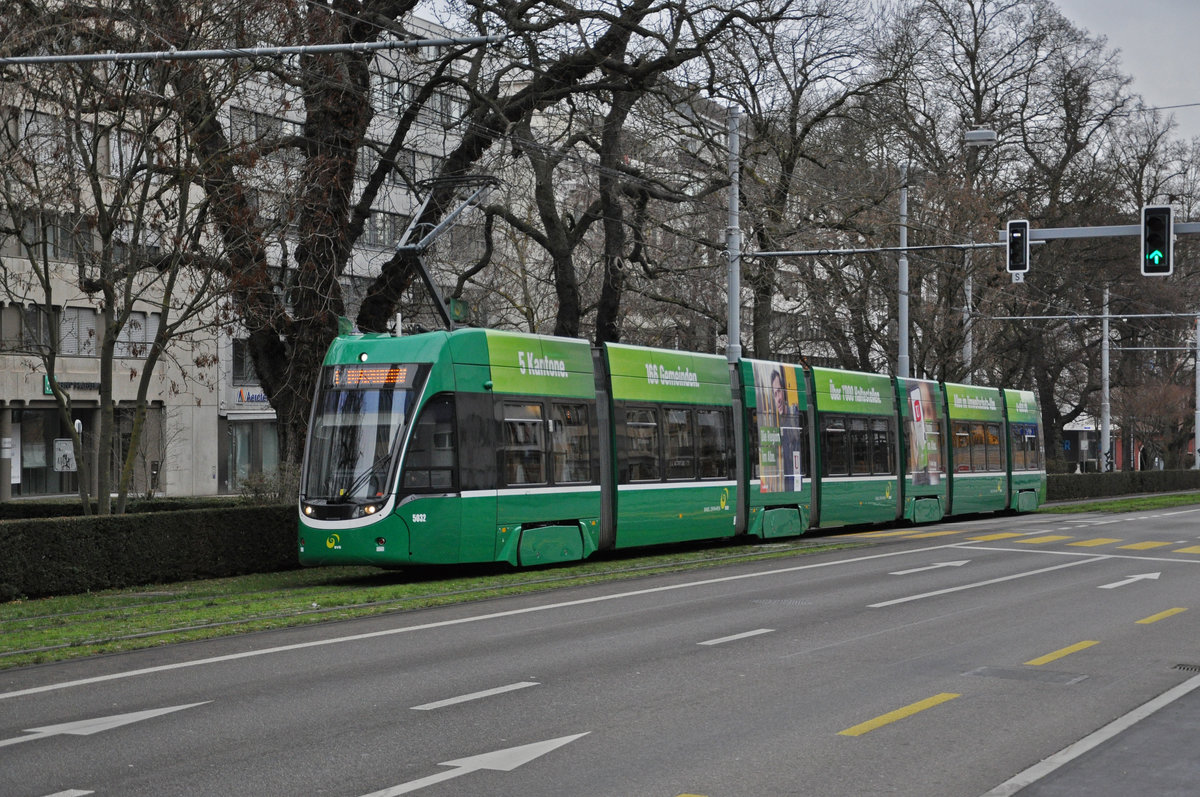 Be 6/8 Flexity 5032, auf der Linie 8, fährt zur Haltestelle am Bahnhof SBB. Die Aufnahme stammt vom 27.12.2020.