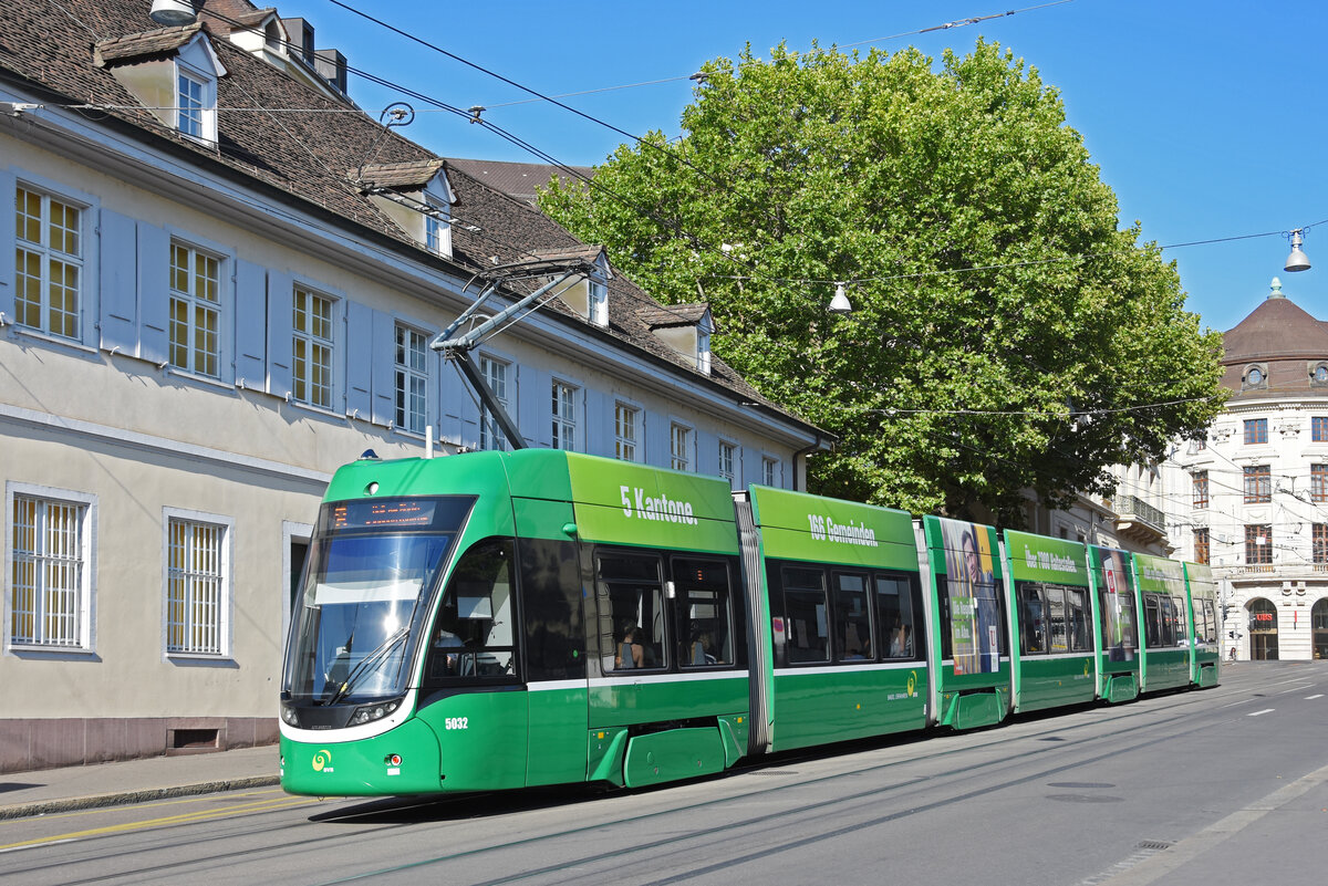 Be 6/8 Flexity 5032, auf der Linie 8, fährt den Steinenberg hinunter zur Haltestelle Barfüsserplatz. Die Aufnahme stammt vom 17.07.2022.