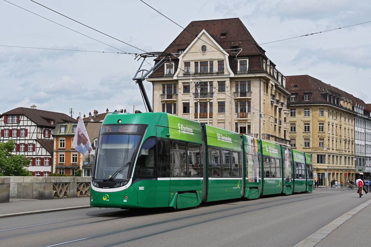 Be 6/8 Flexity 5032, auf der Linie 14, überquert am 09.05.2023 die Mittlere Rheinbrücke.