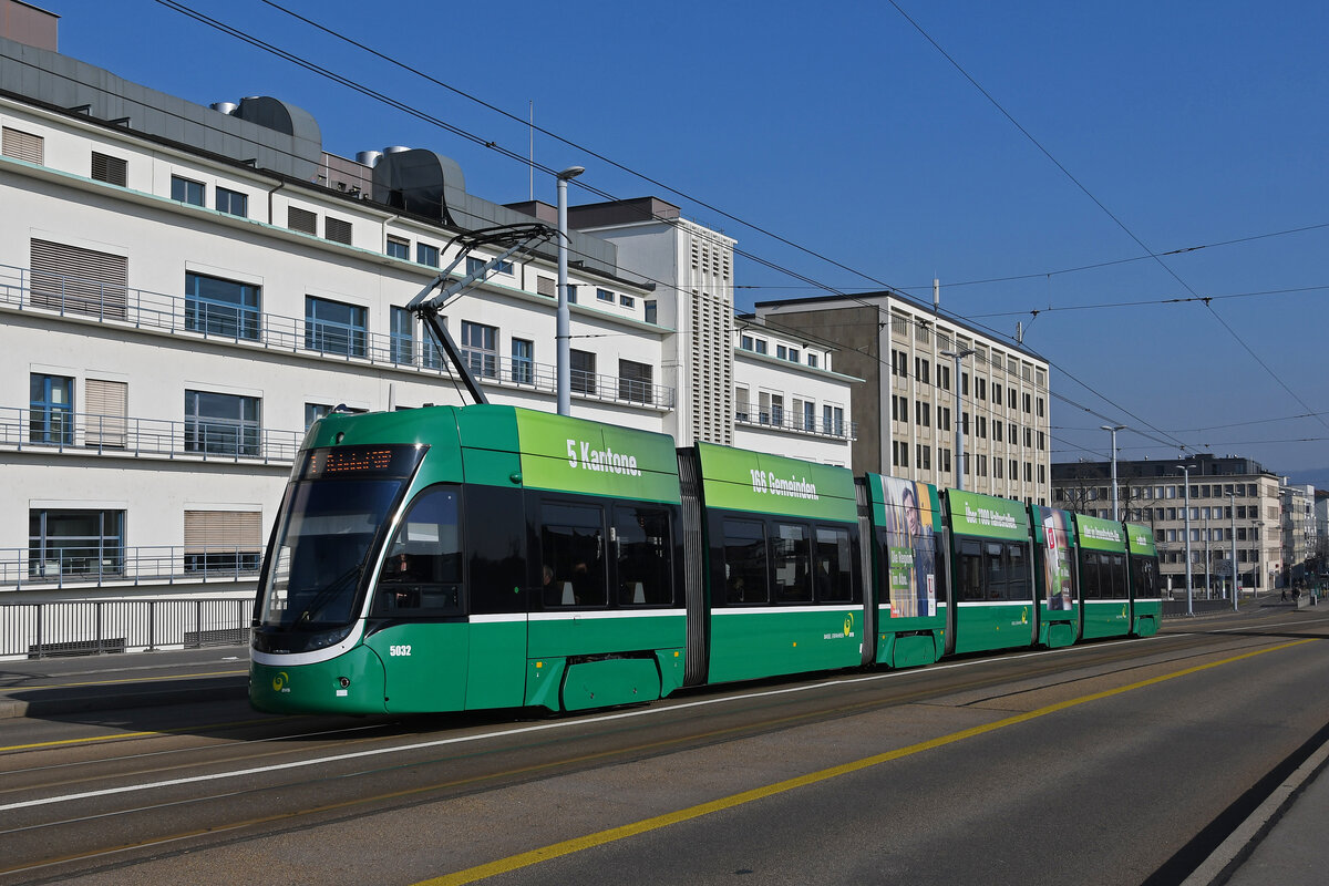 Be 6/8 Flexity 5032, auf der Linie 1, überquert am 10.02.2023 die Dreirosenbrücke.