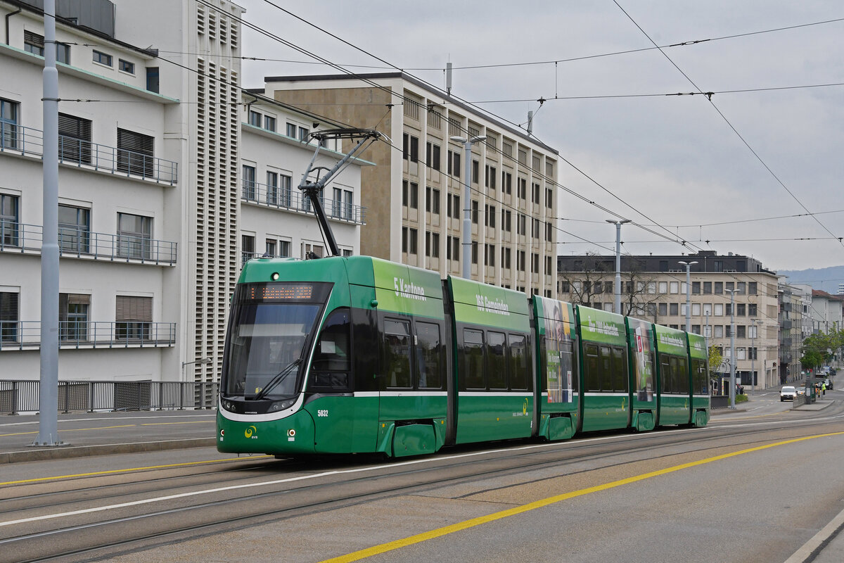 Be 6/8 Flexity 5032, auf der Linie 1, überquert am 19.04.2023 die Dreirosenbrücke.