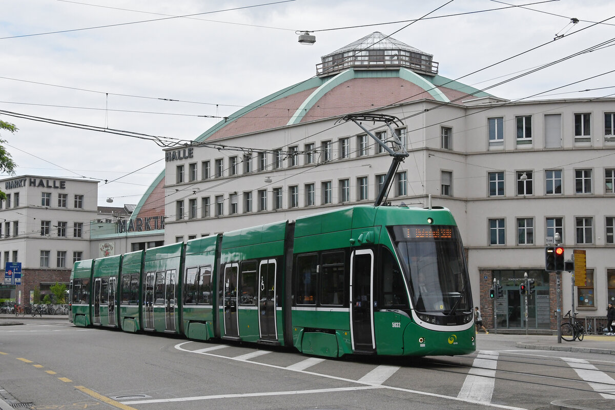 Be 6/8 Flexity 5032, auf der Linie 1, fährt am 27.05.2024 zur Endstation am Bahnhof SBB.