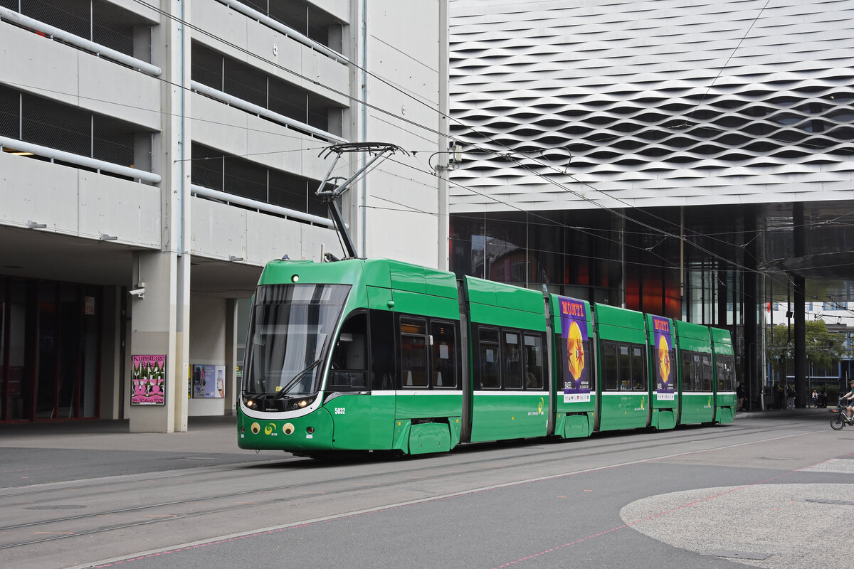 Be 6/8 Flexity 5032, auf der Linie 2, verl�sst am 24.08.2026 die Haltestelle Messeplatz. Aufnahme Basel.
