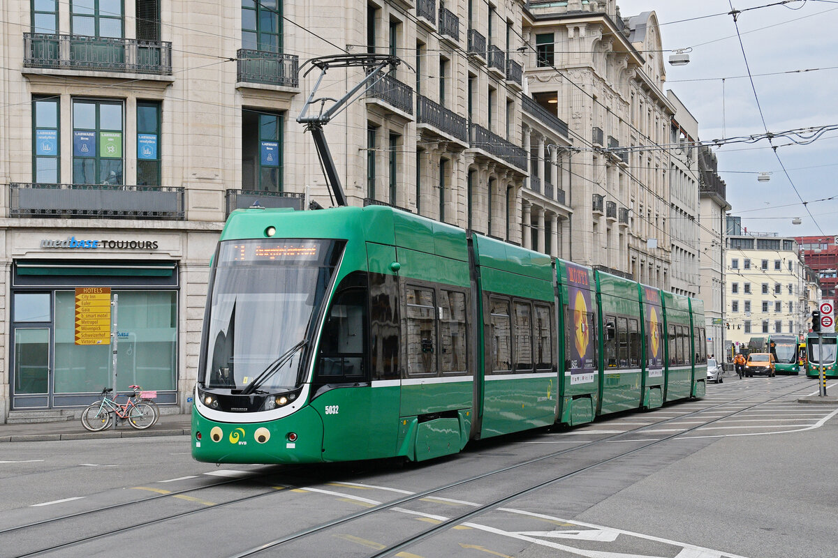 Be 6/8 Flexity 5032, auf der wegen einer Baustelle umgeleiteten Linie 3, f�hrt am 17.08.2026 zur Haltestelle Markthalle. Aufnahme Basel.