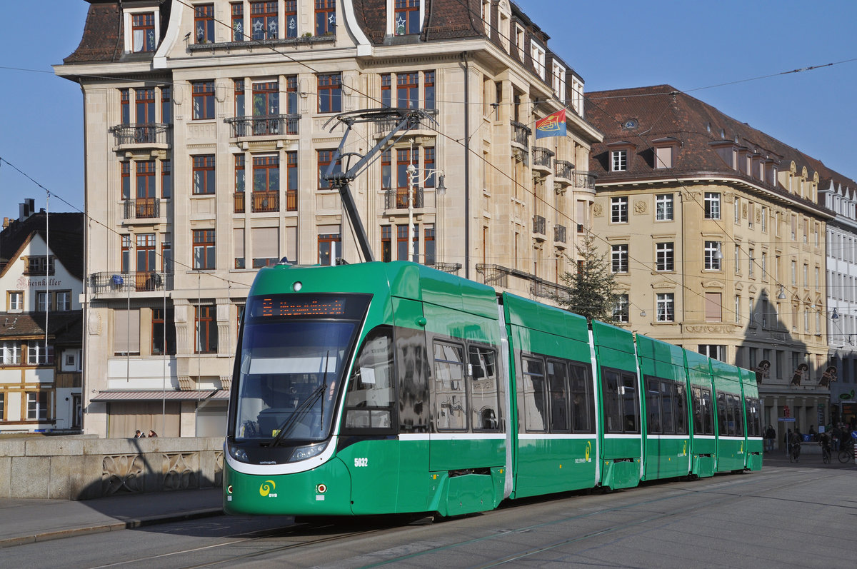 Be 6/8 Flexity 5032, auf der Linie 8, überquert die Mittlere Rheinbrücke. Die Aufnahme stammt vom 21.12.2016.