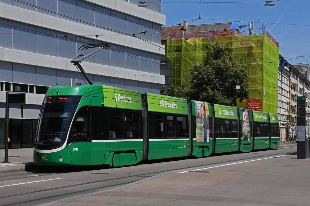 Be 6/8 Flexity 5032,auf der Linie 2, bedient die Haltestelle Gewerbeschule. Die Aufnahme stammt vom 18.07.2022.