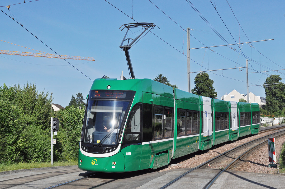Be 6/8 Flexity 5033, auf der Linie 14, fährt Richtung Haltestelle St. Jakob. Die Aufnahme stammt vom 17.06.2017.