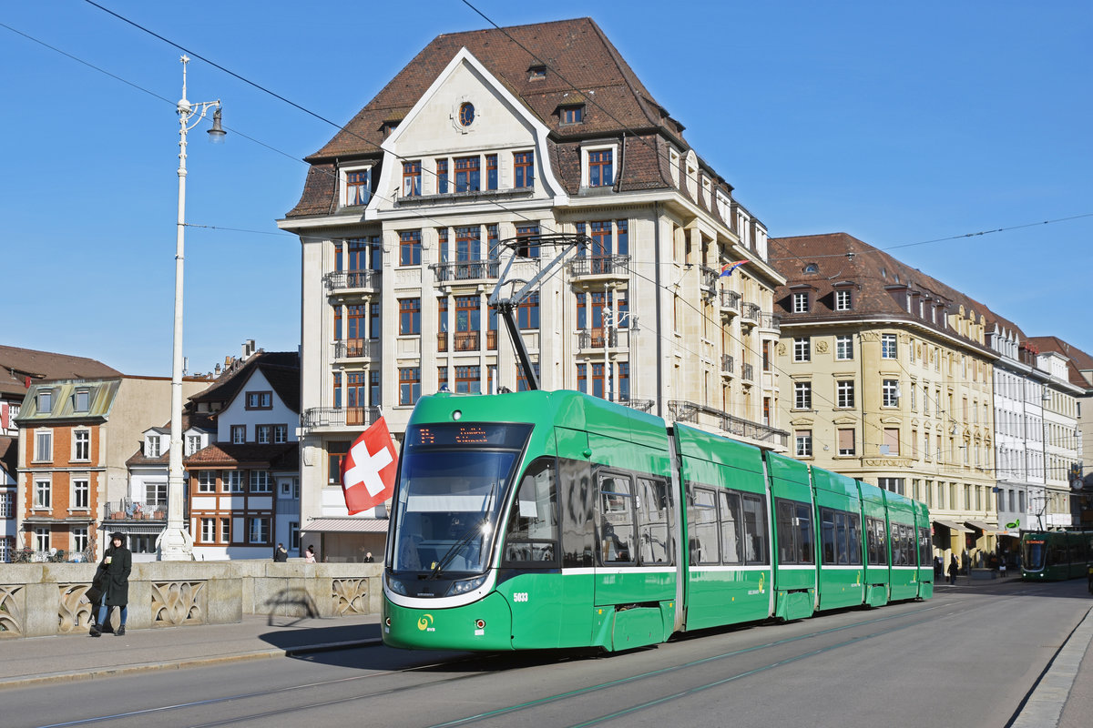 Be 6/8 Flexity 5033, auf der Linie 14, überquert die Mittlere Rheinbrücke. Die Aufnahme stammt vom 13.02.2019.