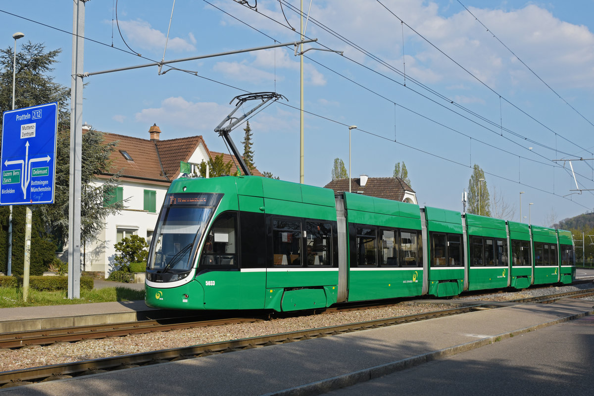 Be 6/8 Flexity 5033, auf der Linie 14, fährt bei der Haltestelle Käppeli ein. Die Aufnahme stammt vom 09.04.2020.