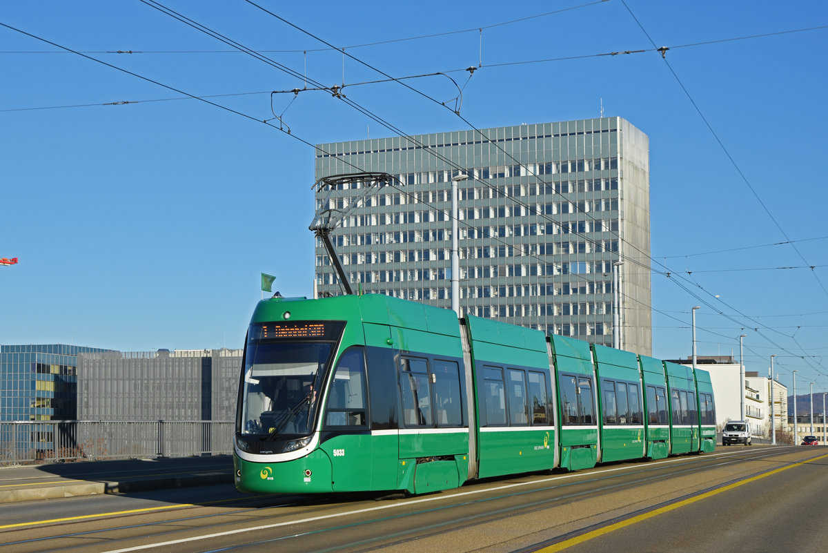 Be 6/8 Flexity 5033, auf der Linie 1, fährt zur Haltestelle Novartis Campus. Die Aufnahme stammt vom 18.11.2020.